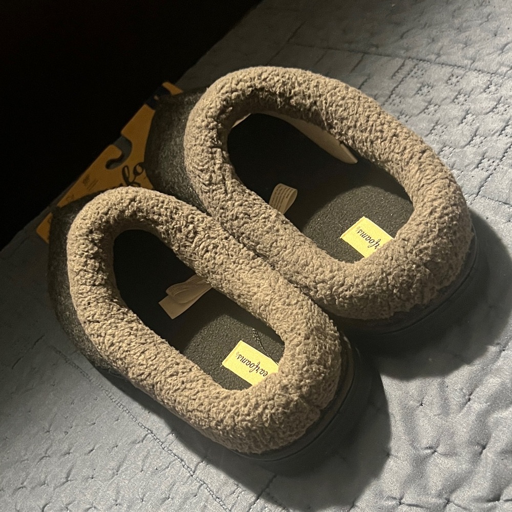 Men’s slippers size 11-12
New